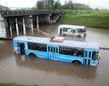 многие улицы казани ушли под воду, автомобильное движение в городе было парализовано