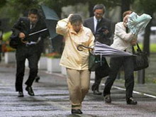 в японии от тайфуна  мелор  погибли два человека, 56 ранены