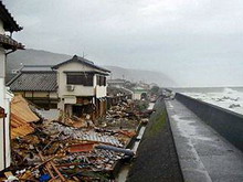на остров хонсю обрушился тайфун  випа : двоих японцев смыло водой